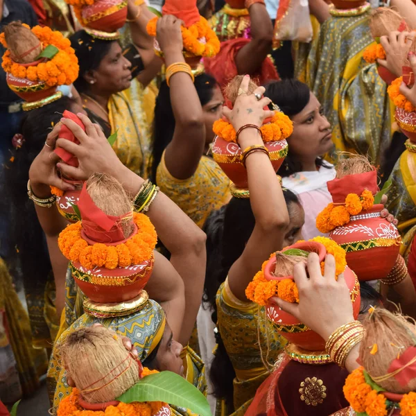Нью Делі Індія Квітня 2022 Жінки Калашем Голові Під Час — стокове фото