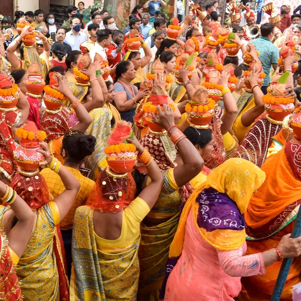 Nova Deli Índia Abril 2022 Mulheres Com Kalash Cabeça Durante — Fotografia de Stock