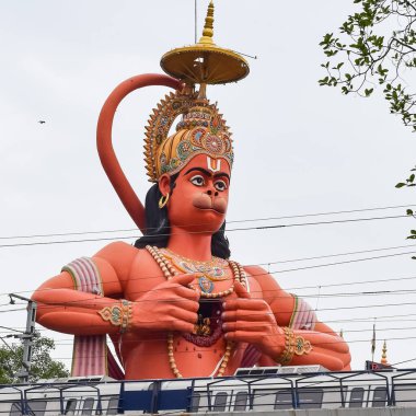 Karol Bagh, Delhi, Hindistan yakınlarındaki Delhi metro köprüsünün yakınındaki Tanrı Hanuman 'ın büyük heykeli.