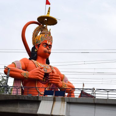 Karol Bagh, Delhi, Hindistan yakınlarındaki Delhi metro köprüsünün yakınındaki Tanrı Hanuman 'ın büyük heykeli.