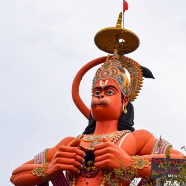 Karol Bagh, Delhi, Hindistan yakınlarındaki Delhi metro köprüsünün yakınındaki Tanrı Hanuman 'ın büyük heykeli.