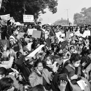 Delhi, Hindistan 25 Aralık 2021 - Delhi Sözleşmeli Konuk Öğretmenler Delhi AAP Hükümetini politika yaptıkları için protesto eden posterler, bayraklar ve graffitilerle, Delhi Öğretmeni Siyah ve Beyaz 'ı protesto etti