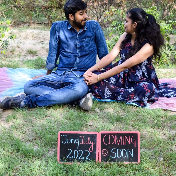 Indisches Paar Posiert Für Baby Shooting Das Paar Posiert Auf — Stockfoto
