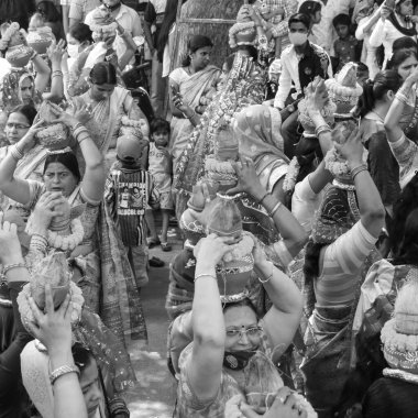 Delhi, Hindistan 3 Nisan 2022 - Jagannath Tapınağı sırasında Kalaşlı kadınlar Mangal Kalash Yatra, Hint Hintli dindarlar üzerinde hindistan cevizi ve siyah-beyaz hindistancevizi içeren toprak kapları taşıyorlar
