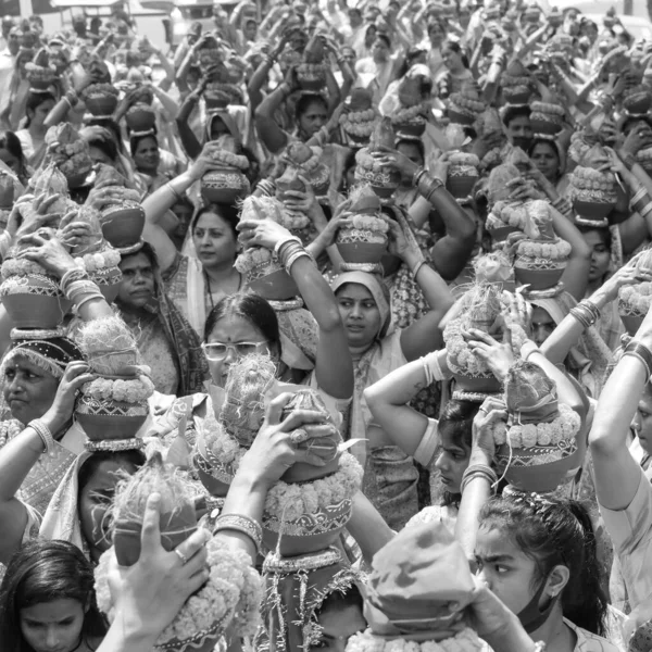 Delhi India Abril 2022 Mujeres Con Kalash Cabeza Durante Templo — Foto de Stock