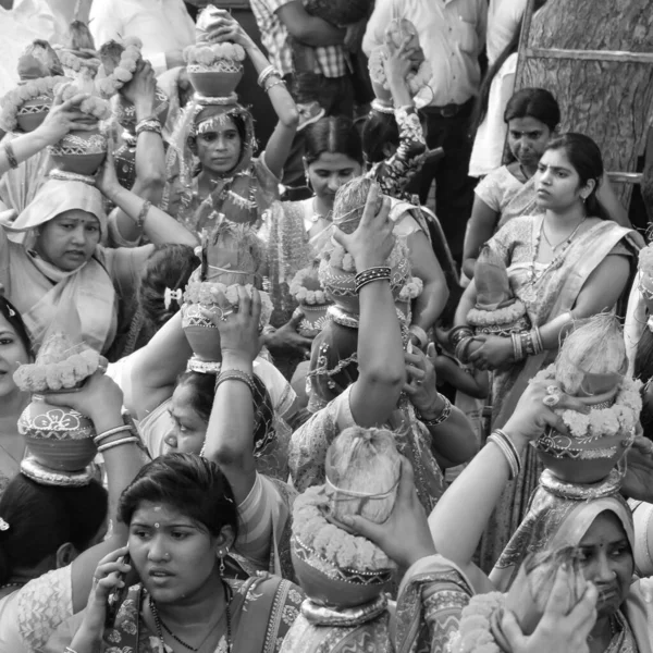 2022年4月3日 印度德里 印度印度教信徒在贾甘纳坦寺曼加尔 卡拉什 Mangal Kalash Yatra 头戴卡拉什 Kalash 的妇女端着装有椰子的泥土壶 — 图库照片