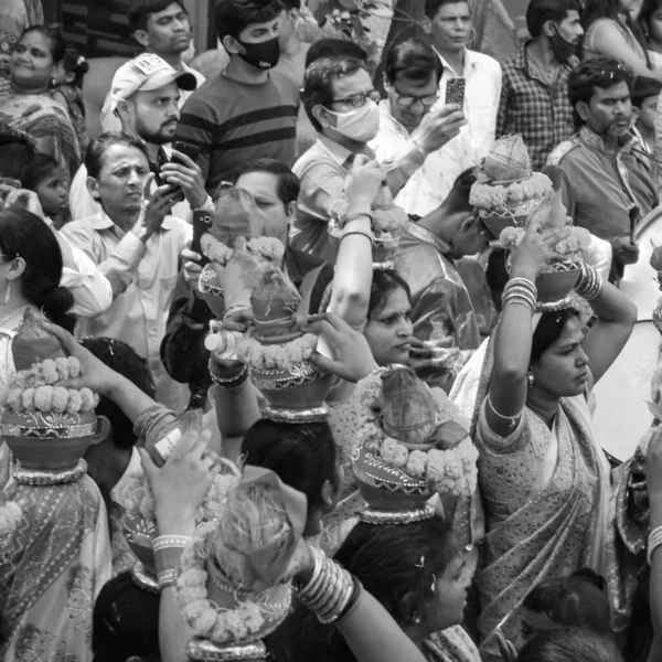 Delhi Hindistan Nisan 2022 Jagannath Tapınağı Sırasında Kalaşlı Kadınlar Mangal — Stok fotoğraf