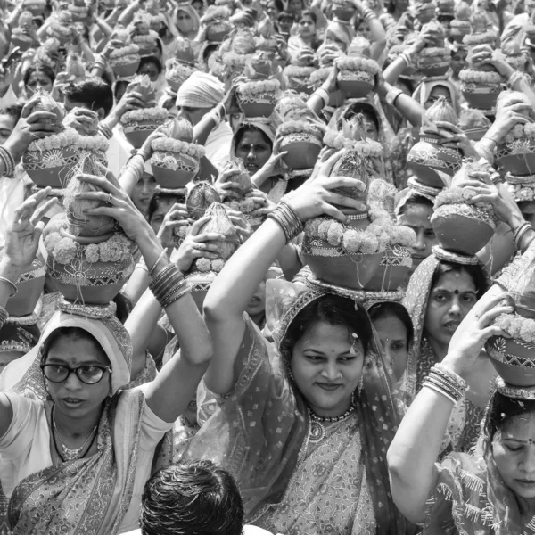 Delhi Hindistan Nisan 2022 Jagannath Tapınağı Sırasında Kalaşlı Kadınlar Mangal — Stok fotoğraf