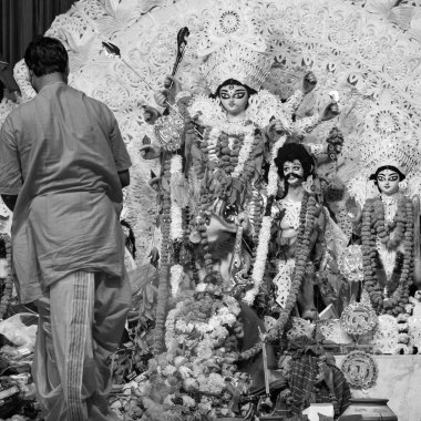 Tanrıça Durga, geleneksel görünüşüyle Güney Kolkata Durga Puja Puja, Durga Puja Idol, Hindistan 'ın en büyük Hindu Navratri festivali Siyah ve Beyaz