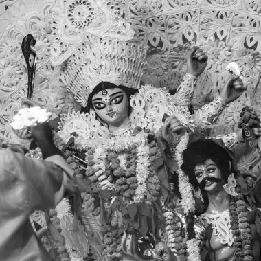 Tanrıça Durga, geleneksel görünüşüyle Güney Kolkata Durga Puja Puja, Durga Puja Idol, Hindistan 'ın en büyük Hindu Navratri festivali Siyah ve Beyaz