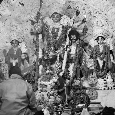 Tanrıça Durga, geleneksel görünüşüyle Güney Kolkata Durga Puja Puja, Durga Puja Idol, Hindistan 'ın en büyük Hindu Navratri festivali Siyah ve Beyaz