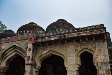 Lodhi Gardens, Delhi, Hindistan 'daki Babür Mimarisi, Lodhi Garden' daki Üç Kubbeli Cami 'nin içindeki Güzel Mimari Cuma namazının camii olduğu söyleniyor.