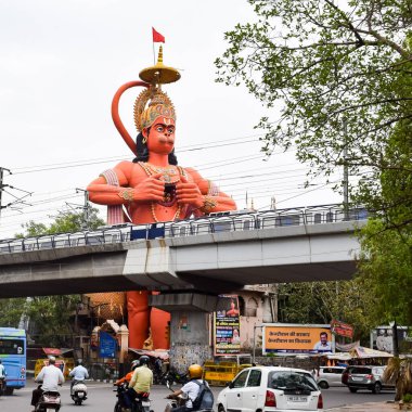 Yeni Delhi, Hindistan - 21 Haziran 2022 - Delhi, Hindistan yakınlarındaki Delhi metro köprüsünün yanındaki Lord Hanuman 'ın büyük heykeli