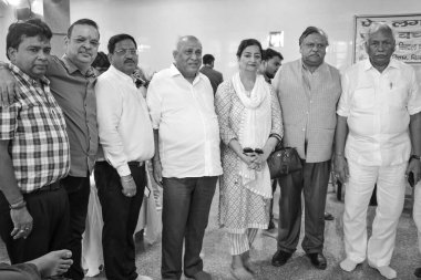 Yeni Delhi, Hindistan, 19 Haziran 2022 Ram Niwas Goel (beyaz giyimli) Delhi Yasama Meclisi başkanı Balaji Tapınağı 'nda düzenlenen Kan bağışı kampında, Vivek Vihar, Delhi, Hindistan