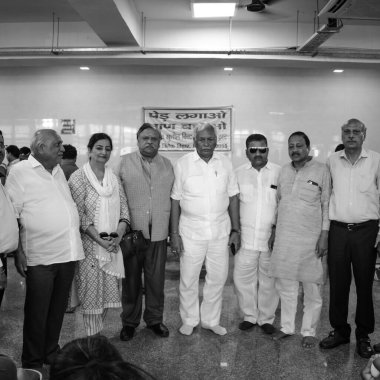 Yeni Delhi, Hindistan, 19 Haziran 2022 Ram Niwas Goel (beyaz giyimli) Delhi Yasama Meclisi başkanı Balaji Tapınağı 'nda düzenlenen Kan bağışı kampında, Vivek Vihar, Delhi, Hindistan