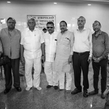 Yeni Delhi, Hindistan, 19 Haziran 2022 Ram Niwas Goel (beyaz giyimli) Delhi Yasama Meclisi başkanı Balaji Tapınağı 'nda düzenlenen Kan bağışı kampında, Vivek Vihar, Delhi, Hindistan