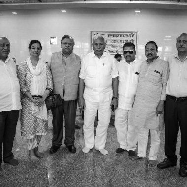 Yeni Delhi, Hindistan, 19 Haziran 2022 Ram Niwas Goel (beyaz giyimli) Delhi Yasama Meclisi başkanı Balaji Tapınağı 'nda düzenlenen Kan bağışı kampında, Vivek Vihar, Delhi, Hindistan