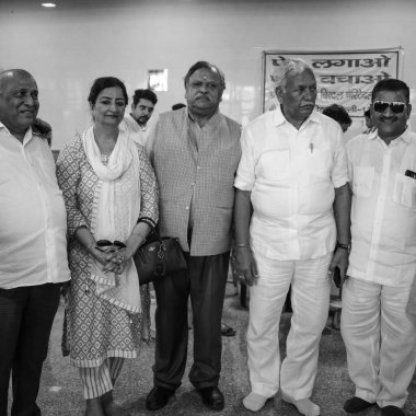 Yeni Delhi, Hindistan, 19 Haziran 2022 Ram Niwas Goel (beyaz giyimli) Delhi Yasama Meclisi başkanı Balaji Tapınağı 'nda düzenlenen Kan bağışı kampında, Vivek Vihar, Delhi, Hindistan