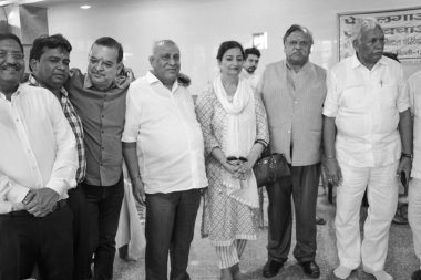 Yeni Delhi, Hindistan, 19 Haziran 2022 Ram Niwas Goel (beyaz giyimli) Delhi Yasama Meclisi başkanı Balaji Tapınağı 'nda düzenlenen Kan bağışı kampında, Vivek Vihar, Delhi, Hindistan