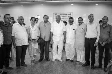 Yeni Delhi, Hindistan, 19 Haziran 2022 Ram Niwas Goel (beyaz giyimli) Delhi Yasama Meclisi başkanı Balaji Tapınağı 'nda düzenlenen Kan bağışı kampında, Vivek Vihar, Delhi, Hindistan