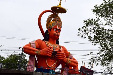 Karol Bagh, Delhi, Hindistan yakınlarındaki Delhi metro köprüsünün yakınındaki Tanrı Hanuman 'ın büyük heykeli.