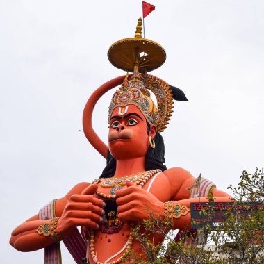 Karol Bagh, Delhi, Hindistan yakınlarındaki Delhi metro köprüsünün yakınındaki Tanrı Hanuman 'ın büyük heykeli.