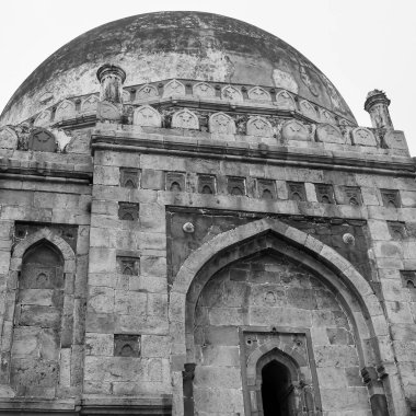 Lodhi Gardens, Delhi, Hindistan 'daki Babür Mimarisi, Lodhi Garden' daki Üç Kubbeli Cami 'nin içindeki Güzel Mimari Cuma namazının camii olduğu söyleniyor.