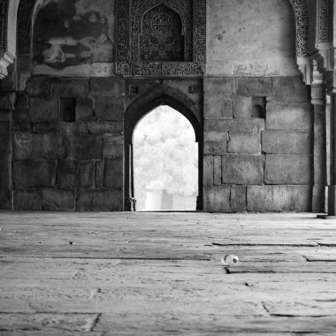 Lodhi Gardens, Delhi, Hindistan 'daki Babür Mimarisi, Lodhi Garden' daki Üç Kubbeli Cami 'nin içindeki Güzel Mimari Cuma namazının camii olduğu söyleniyor.