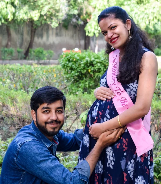 Pareja India Posando Para Sesión Maternidad Pareja Está Posando Césped —  Fotos de Stock