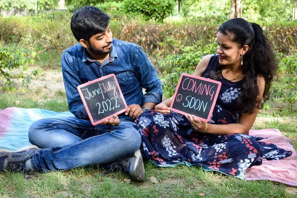 Pareja India Posando Para Sesión Maternidad Pareja Está Posando Césped — Foto de Stock