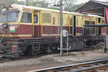 Kalka tren istasyonundaki Hint oyuncak treni dizel lokomotif motoru gündüz vakti, Kalka Shimla oyuncak tren dizel lokomotif motoru