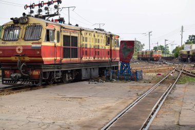 Kalka tren istasyonundaki Hint oyuncak treni dizel lokomotif motoru gündüz vakti, Kalka Shimla oyuncak tren dizel lokomotif motoru