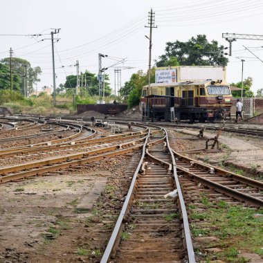 Oyuncak tren rayları gündüz vakti Hindistan 'daki Kalka tren istasyonu, oyuncak tren yolu manzarası, Hint tren yolu kavşağı, ağır sanayi