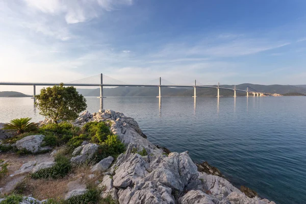 Beautiful Modern Bridge Sea Peljesac Croatia Foreground Houses Background Peljesac — Stock Photo, Image