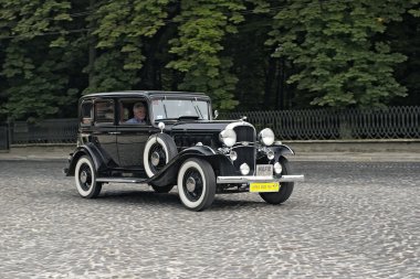 Vintage oldsmobile retro arabanın yarışı leopolis grand prix
