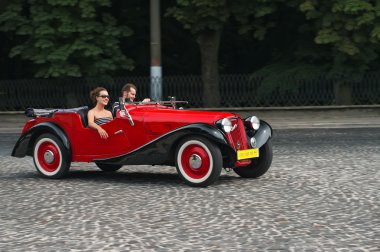 retro arabanın yarışı Vintage aero 3000