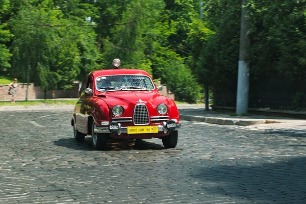 Carro SAAB vermelho na pista de corrida em Leopolis Grand Prix — Fotografia de Stock