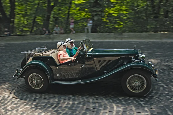 Voiture rétro verte sur piste de course au Grand Prix de Leopolis — Photo