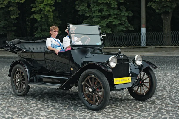 Ročník chevrolet 490 na retro auto závodní dráze leopolis gran — Stock fotografie