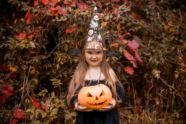 Holčička Převlečená Čarodějku Baví Dětské Triky Nebo Pohoštění Dítě Dýňovou — Stock fotografie