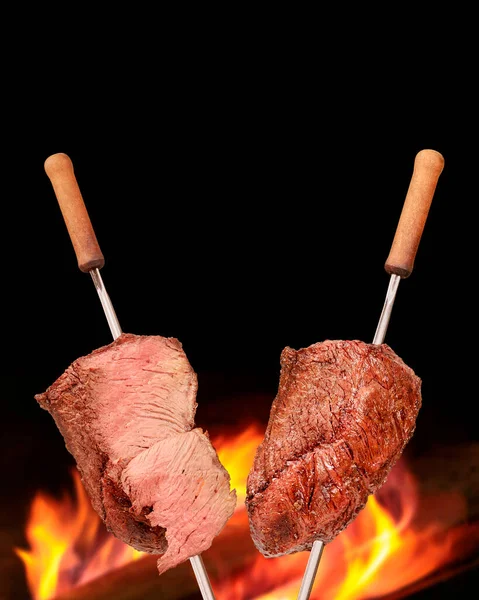 Barbecued Picanha Barbecue Met Wazig Vuur Achtergrond Ook Wel Churrasco — Stockfoto