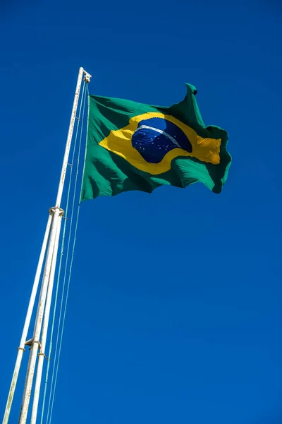 Bandeira Brasileira Içada Com Céu Azul — Fotografia de Stock
