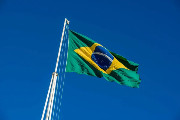 Bandiera Brasiliana Issata Con Cielo Blu — Foto Stock
