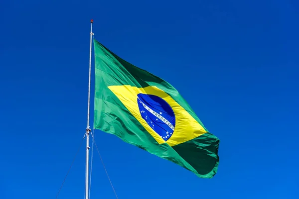 挂满蓝天的巴西国旗 — 图库照片