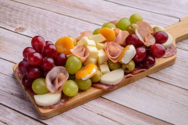 Tahta masadaki soğuk tabakta. Üst görünüm.