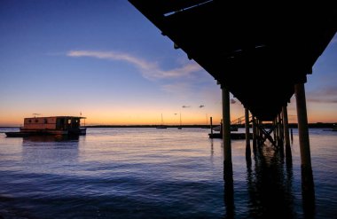 3 Nisan 2004 'te Joao Pessoa, Paraiba, Brezilya yakınlarındaki Jacare sahilinde iskele..