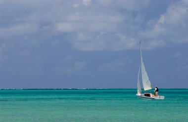 Joao Pessoa, Paraiba, Brezilya 'dan yelkenli teknesi.