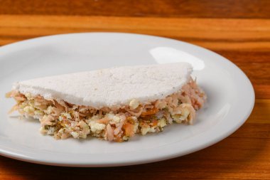 Tahta masadaki beyaz tabakta tapyoka.