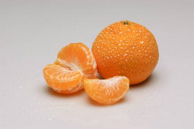 Beyaz arka planda mandalina meyvesi. Brezilya tarım sektörü