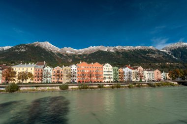Innsbruck, Tyrol, Avusturya. Güneşli bir günde, 18 Ekim 2021 'de mavi gökyüzü olan renkli evler ve nehir hanı..